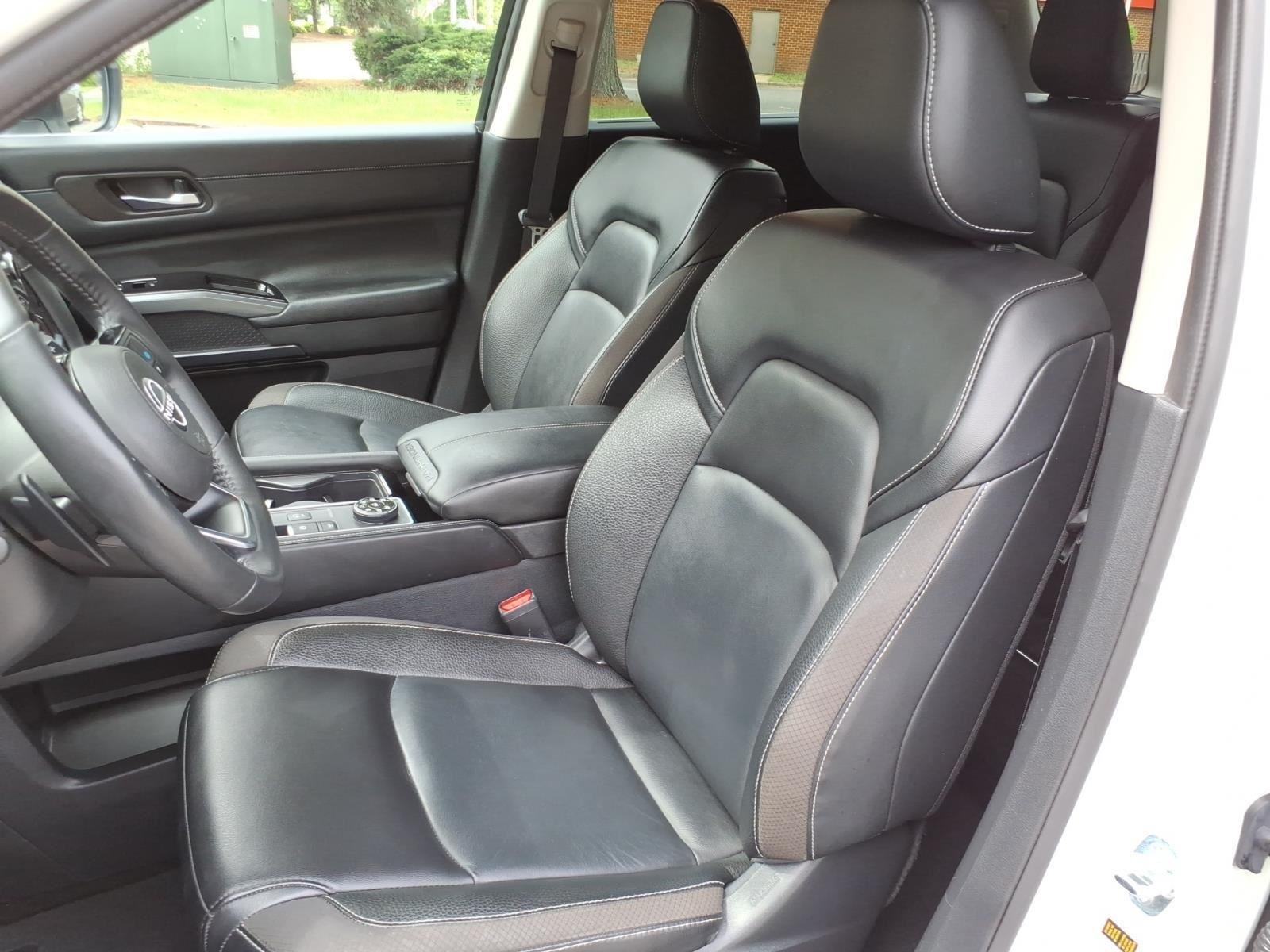 Used 2023 Pearl White Tricoat/Super Black Nissan SL image 12