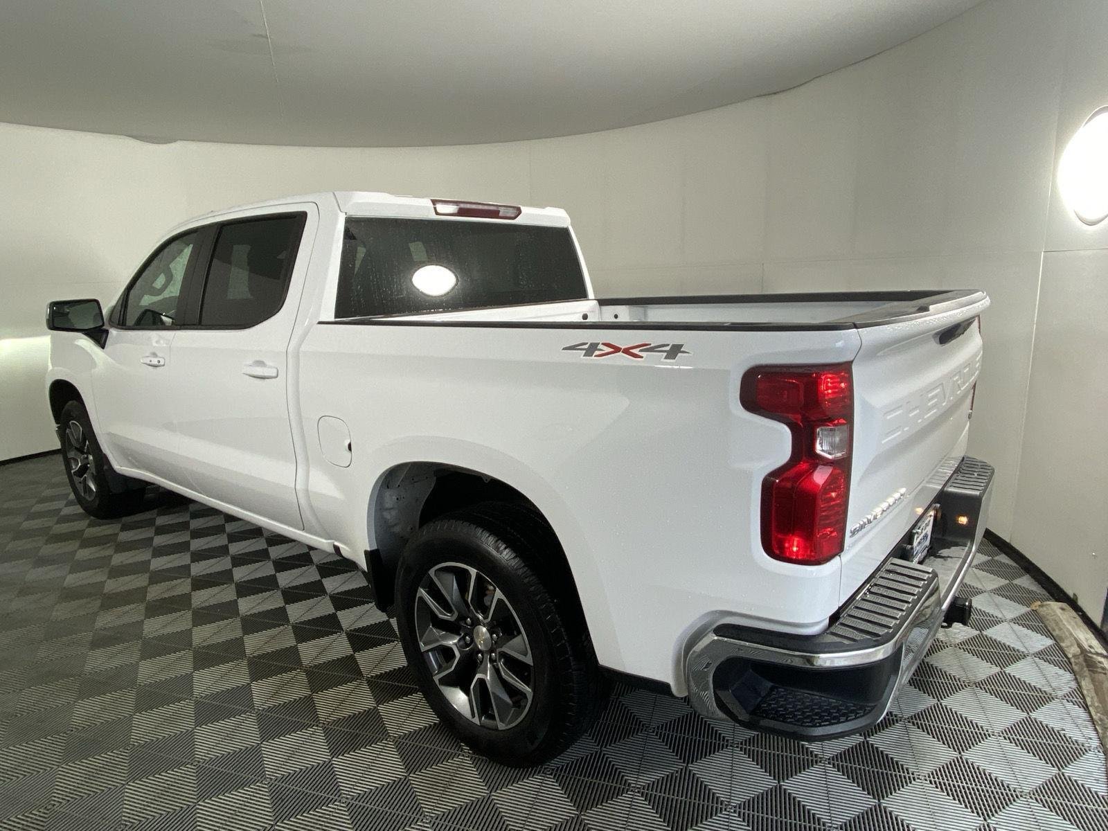 Used 2024 Summit White Chevrolet LT image 5