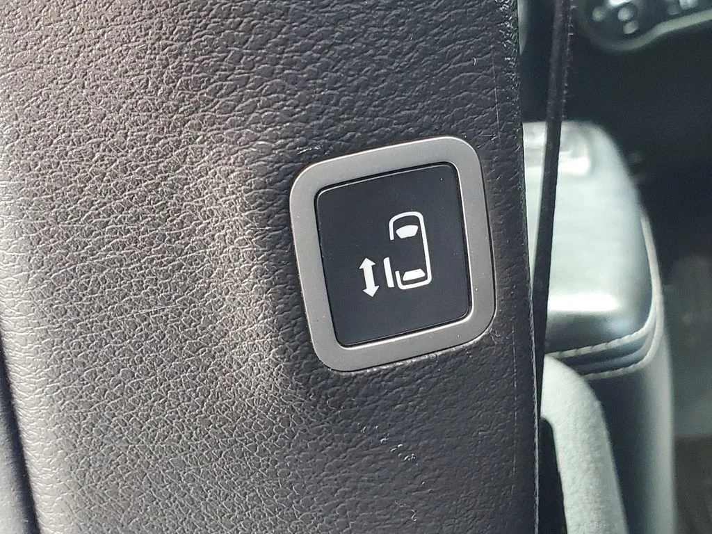 Used 2019 Silver Chrysler Limited image 33