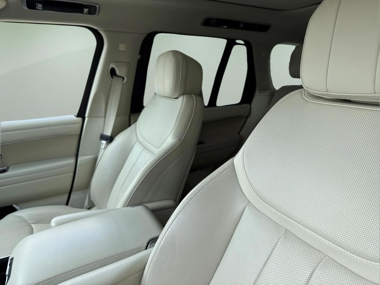 Used 2024 Fuji White Land Rover SE image 5