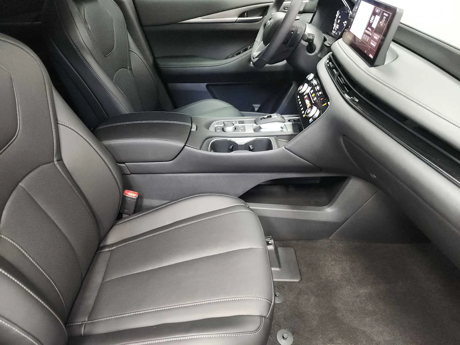 New 2027 MINERAL BLACK INFINITI Luxe FWD image 10