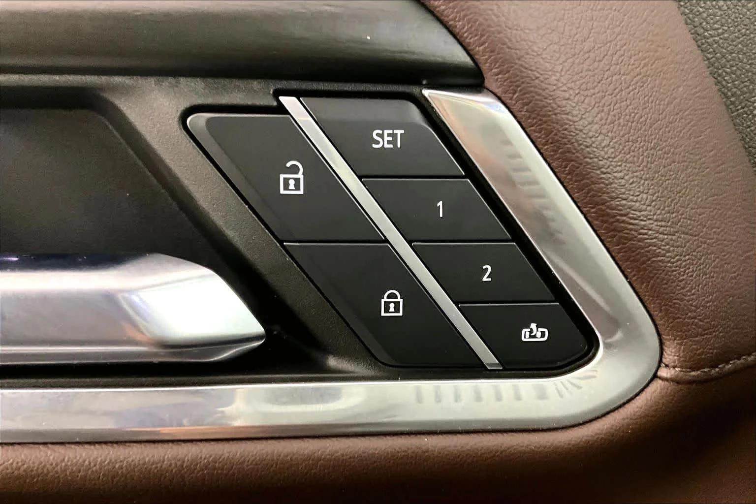 Used 2024 White Frost Tricoat GMC Denali image 33