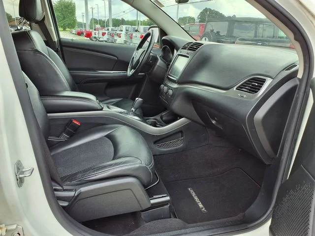 Used 2017 White Dodge Crossroad image 21