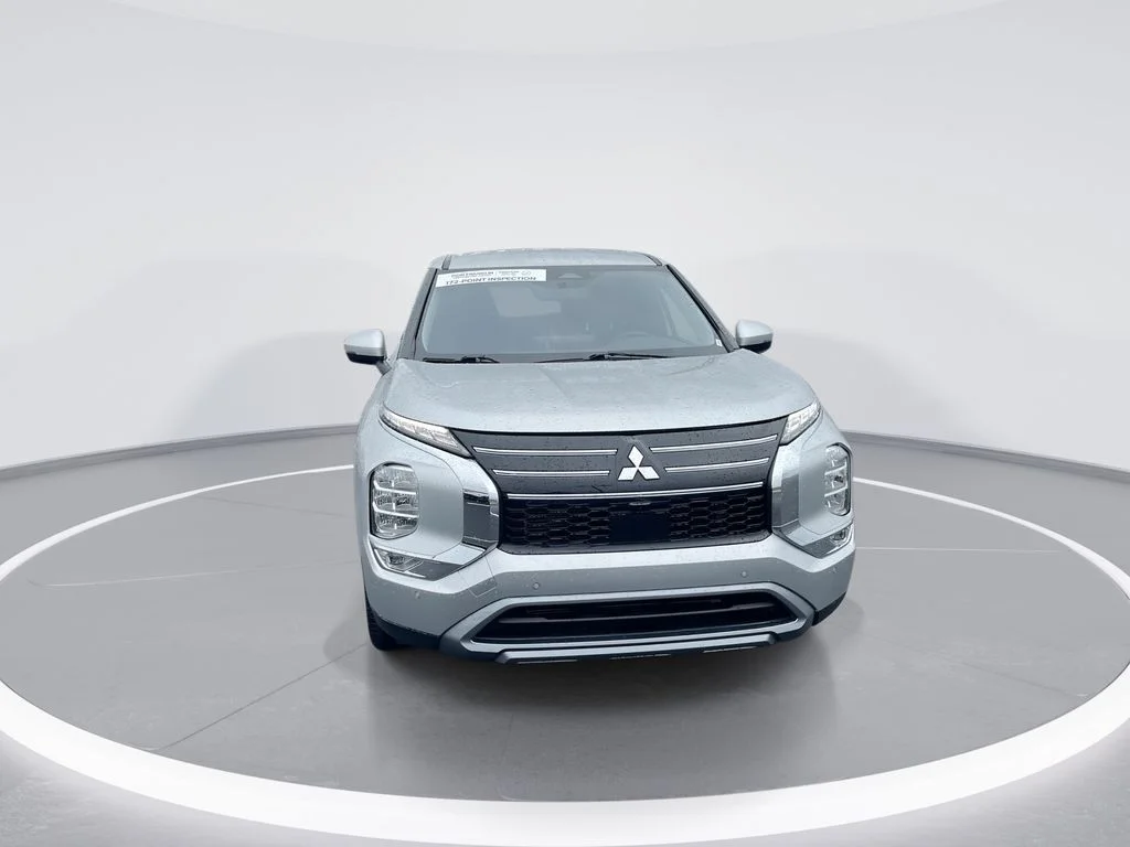Used 2025 Silver Mitsubishi SE image 3