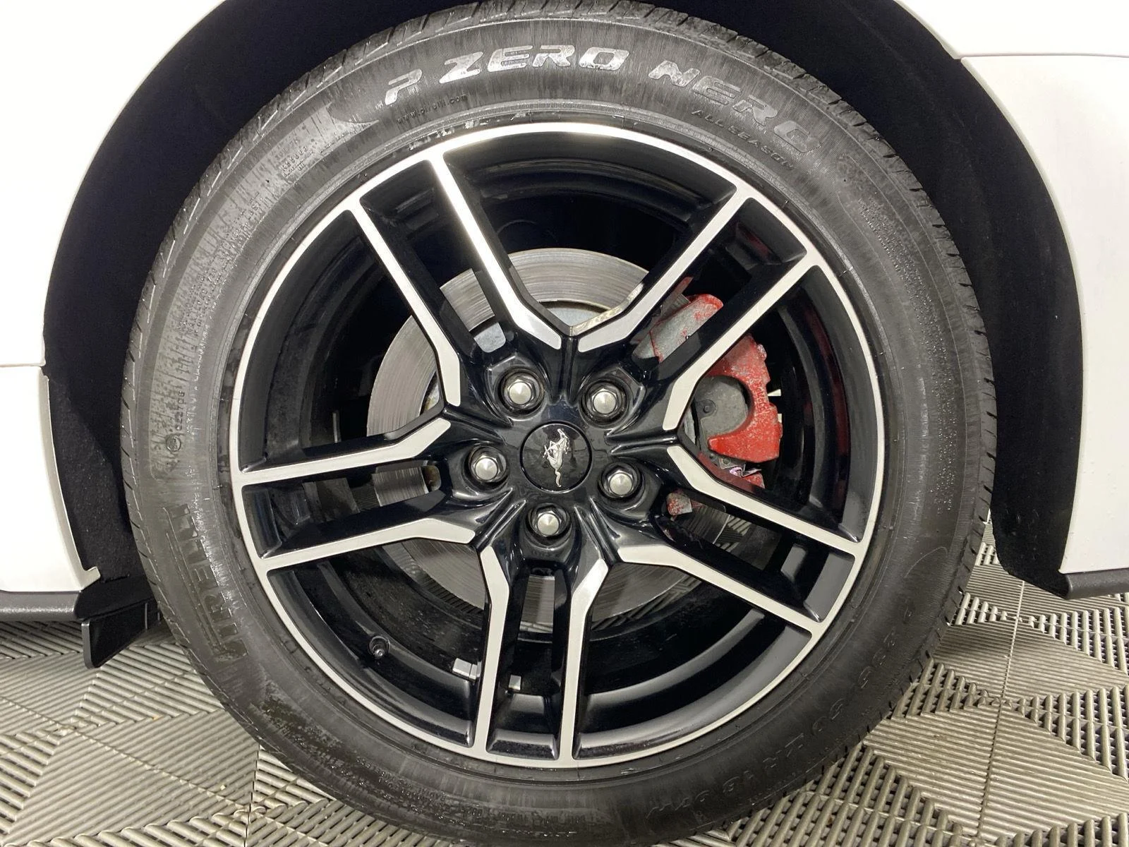 Used 2018 Oxford White Ford GT Premium image 9