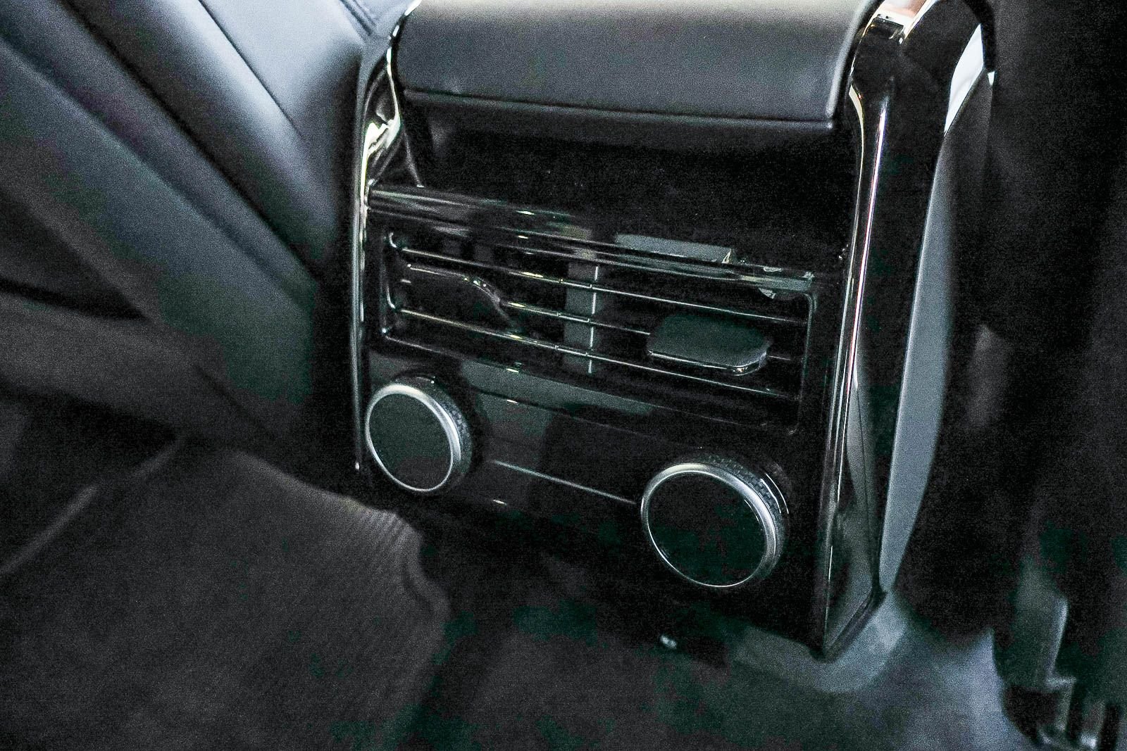 New 2026 Varesine Blue Land Rover Dynamic SE image 15