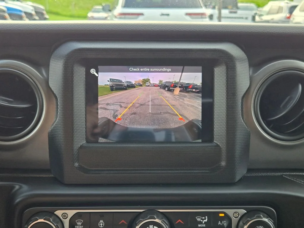 Used 2023 Green Jeep  image 23