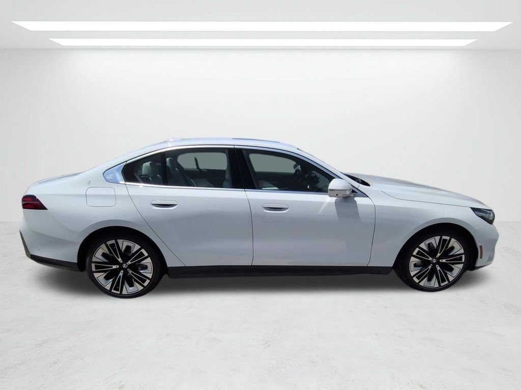 New 2027 Alpine White BMW 530i image 3