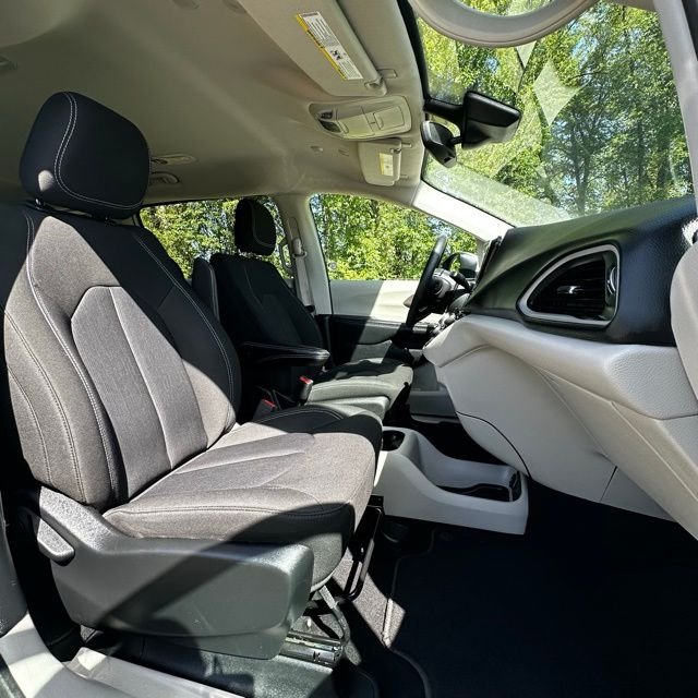 Used 2023 Bright White Clearcoat Chrysler LX image 25