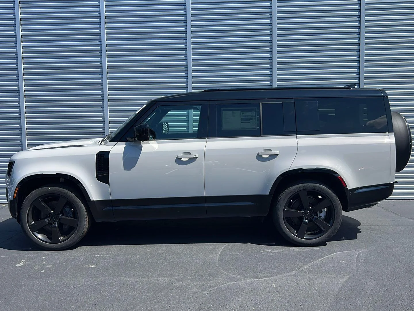 New 2026 Borasco Grey Metallic Land Rover X-Dynamic SE image 2