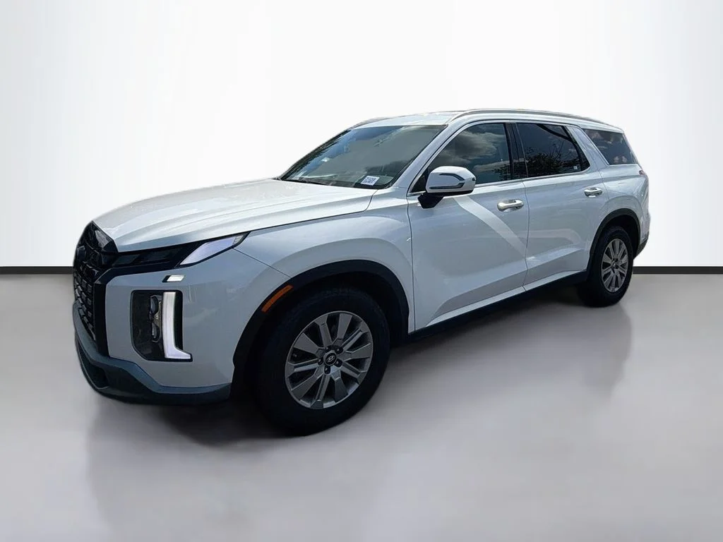 Used 2025 White Hyundai SEL image 1