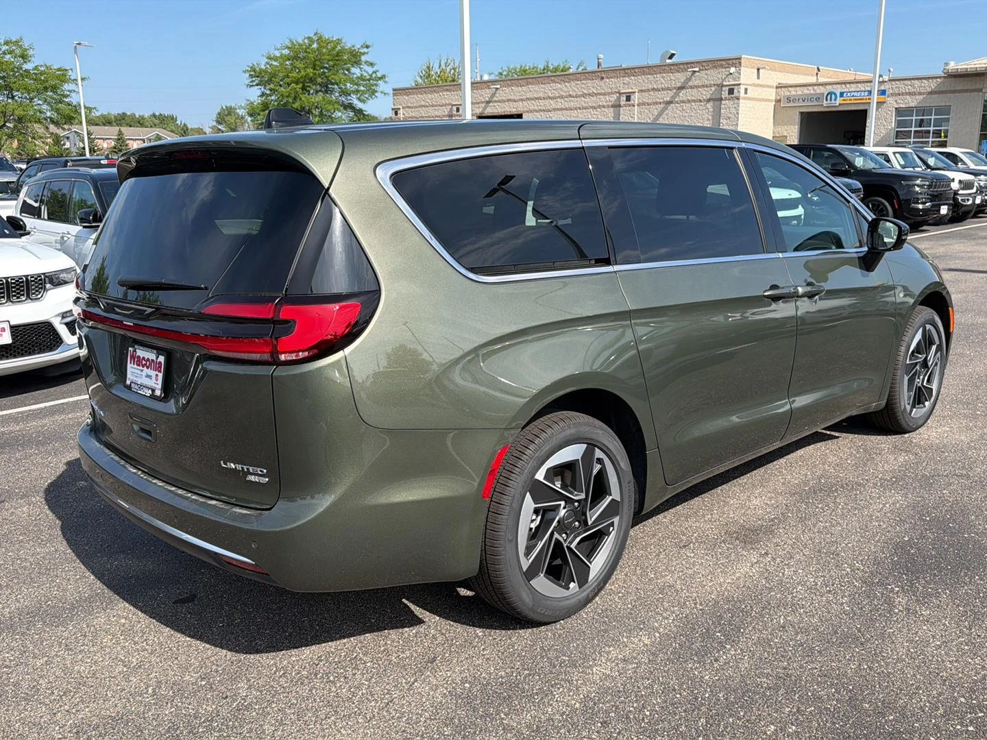 New 2027 Olive Green Pearl-Coat Exterior Paint Chrysler Limited image 7