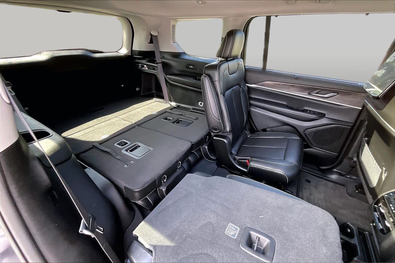 Used 2024 Diamond Black Crystal Pearlcoat Jeep Limited image 18