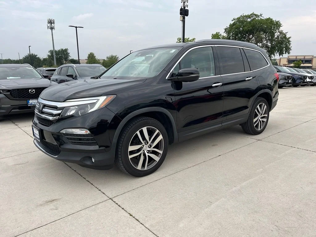 Used 2017  Honda Touring image 5