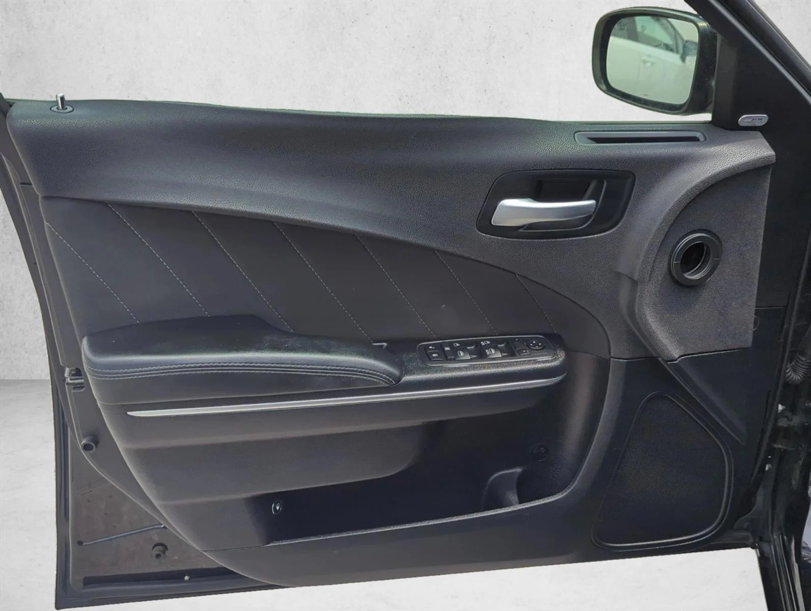 Used 2016 Pitch Black Clearcoat Dodge SXT image 10