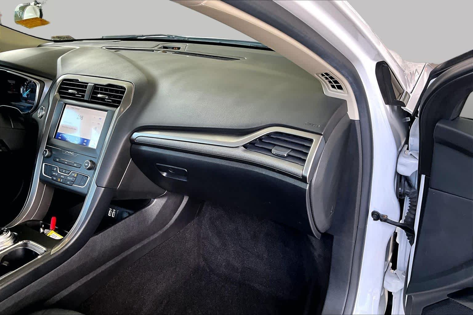 Used 2020 Oxford White Ford SE image 18