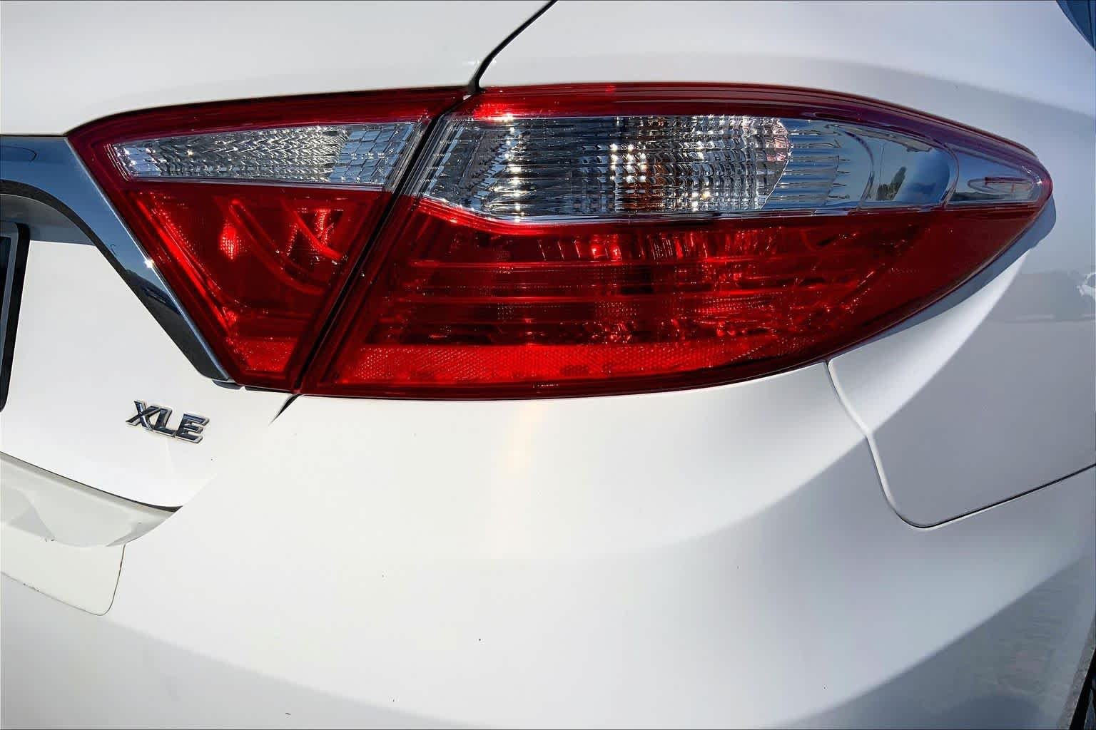 Used 2016 Super White Toyota XLE image 10