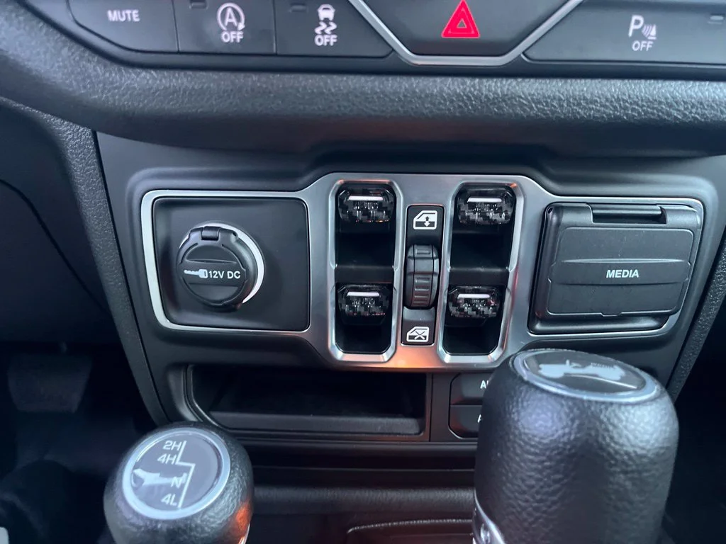 Used 2025 Anvil Clearcoat Jeep Sport S image 18