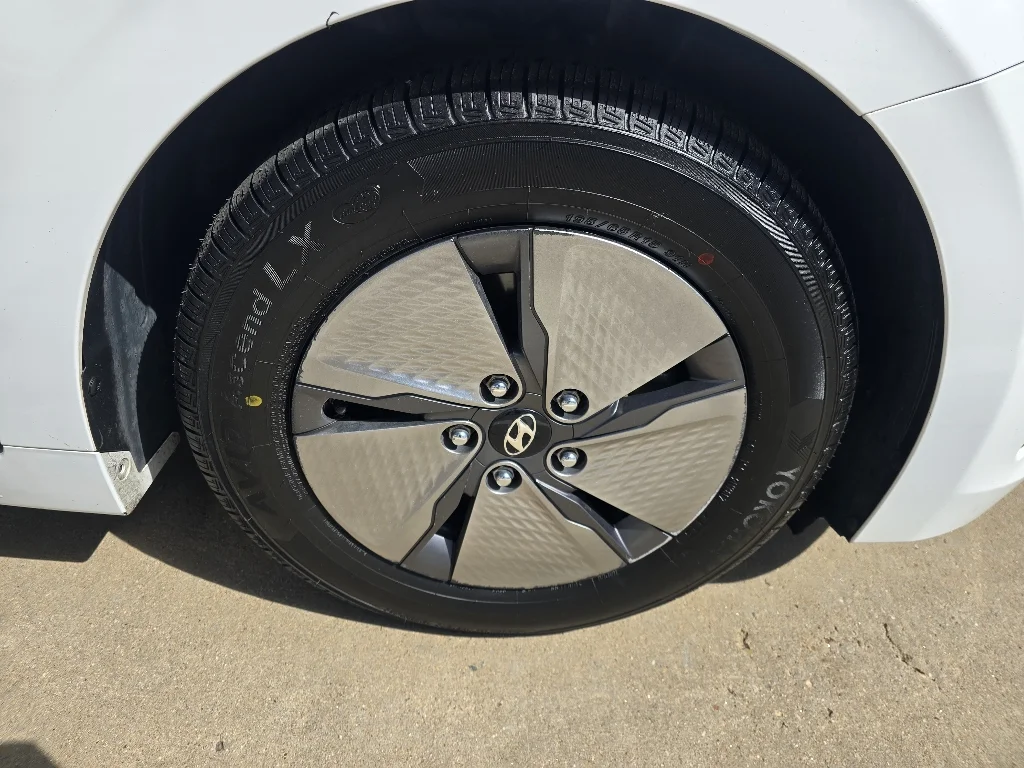 Used 2021 Ceramic White Hyundai SE image 9