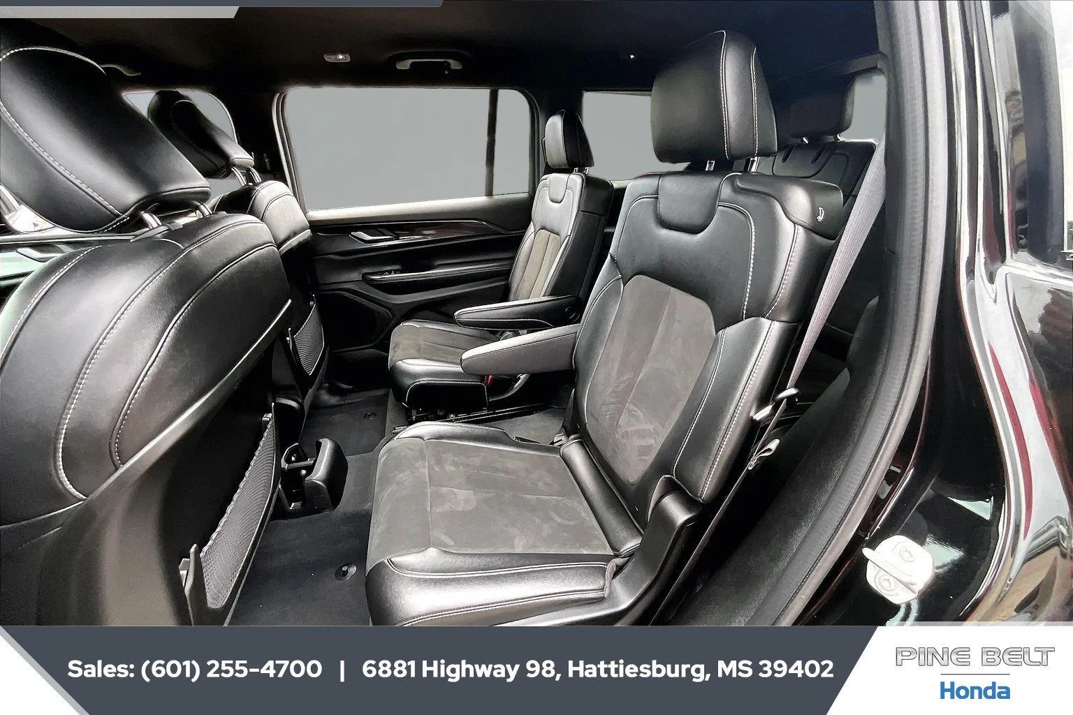 Used 2023 Diamond Black Crystal Pearlcoat Jeep Altitude image 19