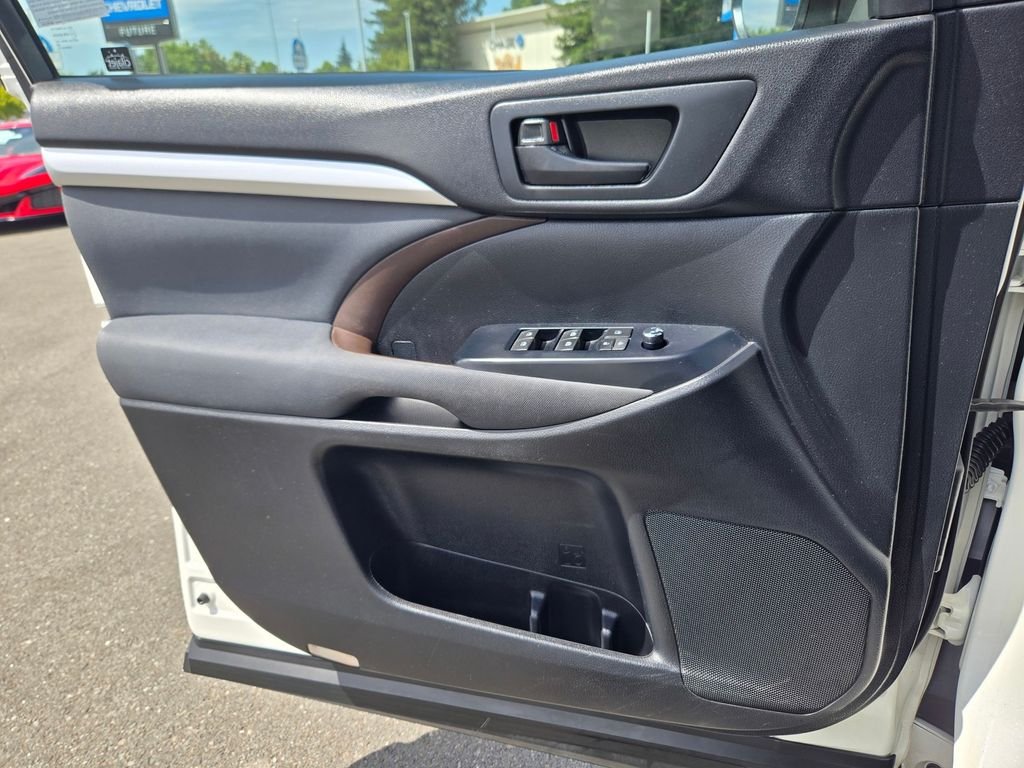 Used 2015 White Toyota LE image 12