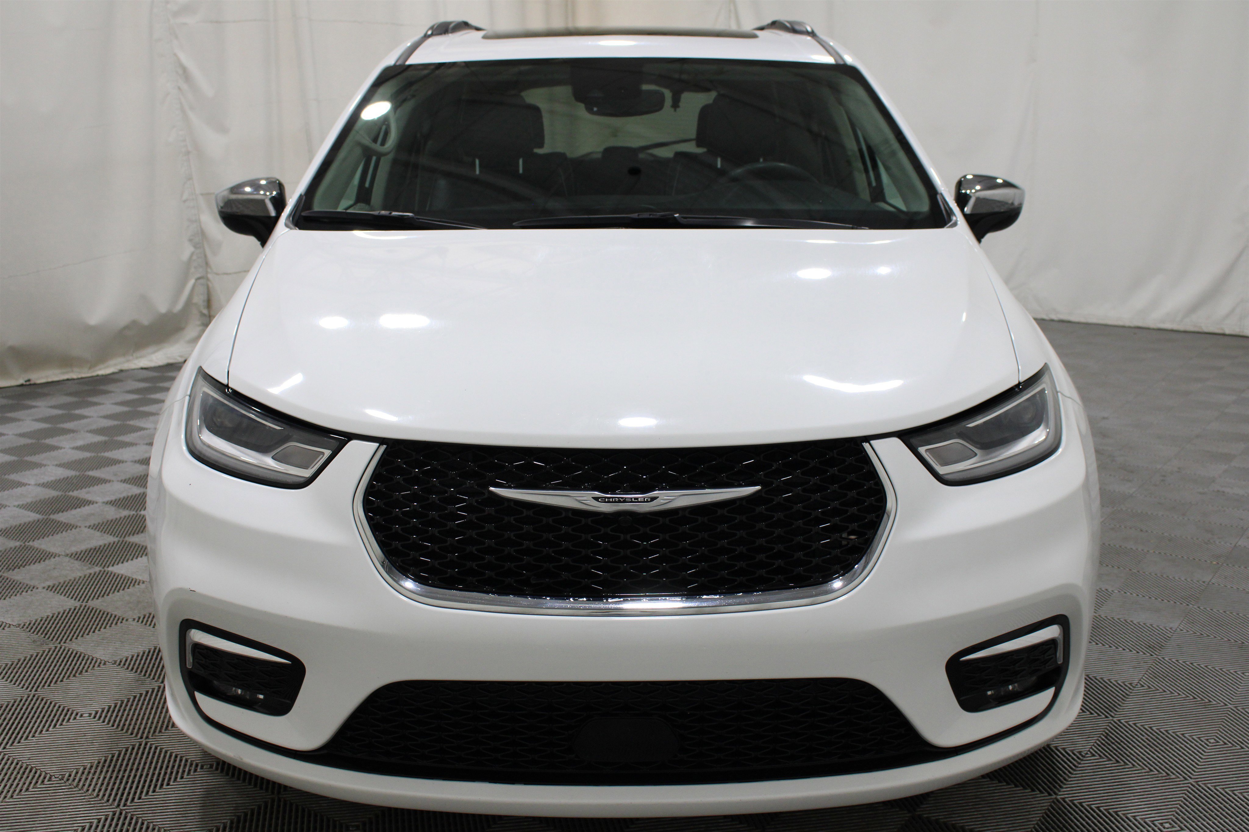 Used 2023 Bright White Clearcoat Chrysler Limited image 37