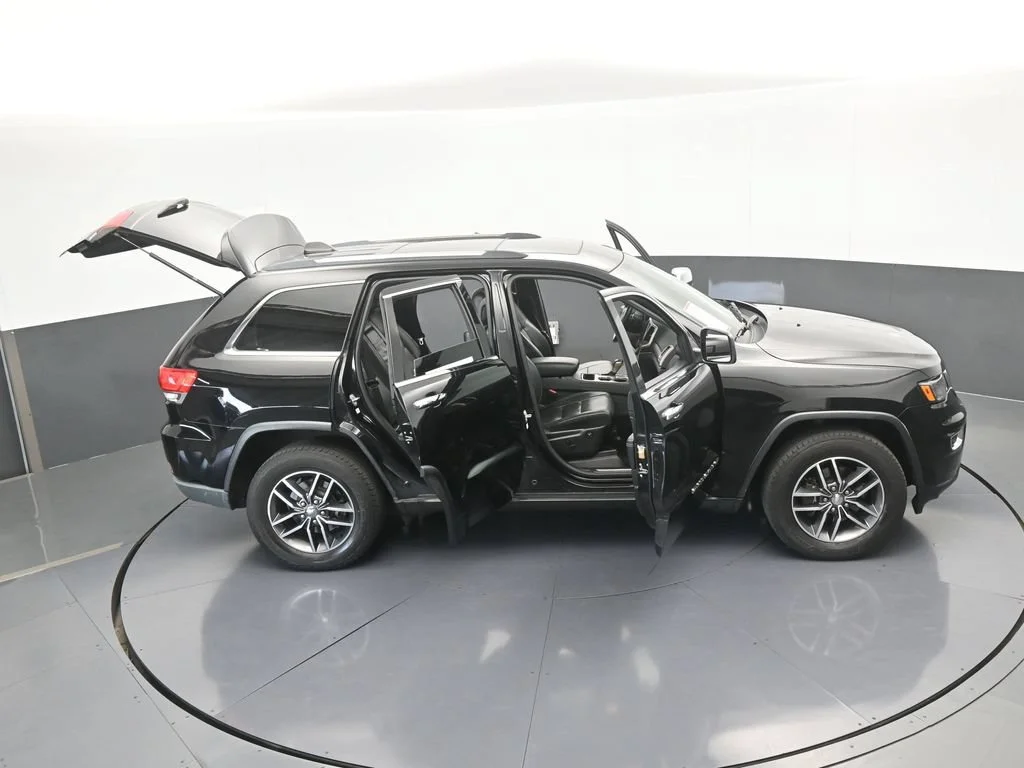 Used 2017 Diamond Black Crystal Pearlcoat Jeep Limited image 69