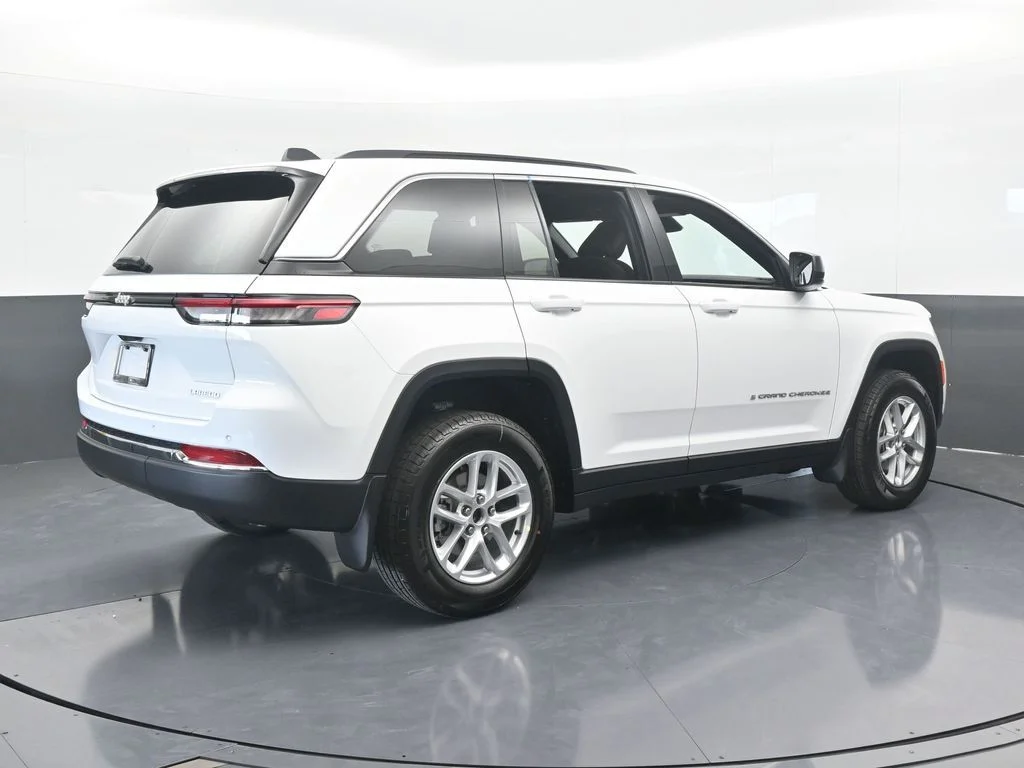 Used 2025 Bright White Clearcoat Jeep Laredo X image 6