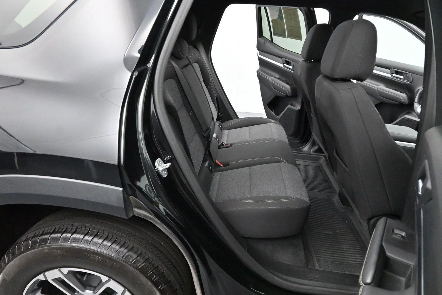Used 2025 Ebony Twilight Metallic GMC Elevation image 28