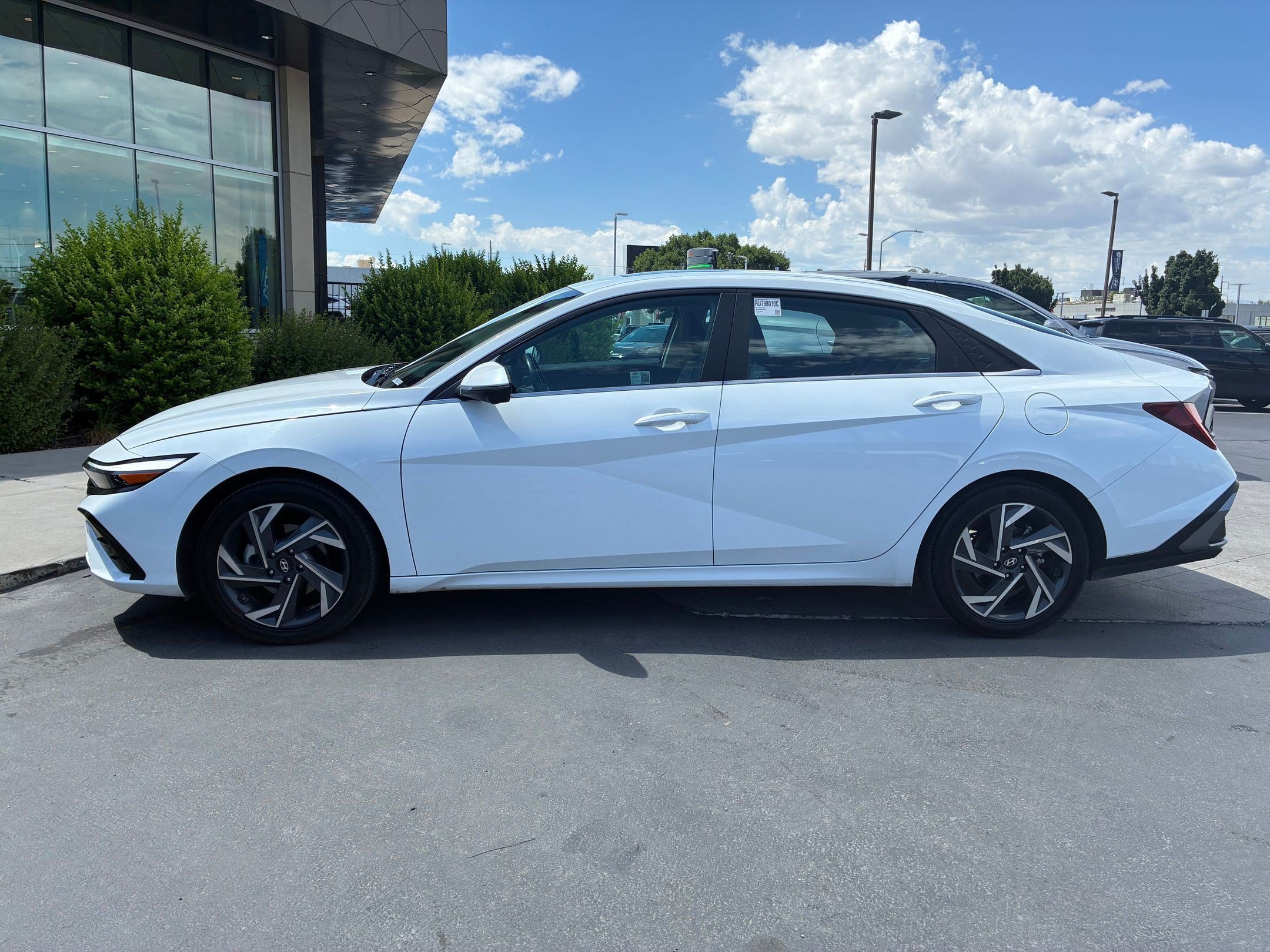 2024 Hyundai Elantra Limited - Photo 8