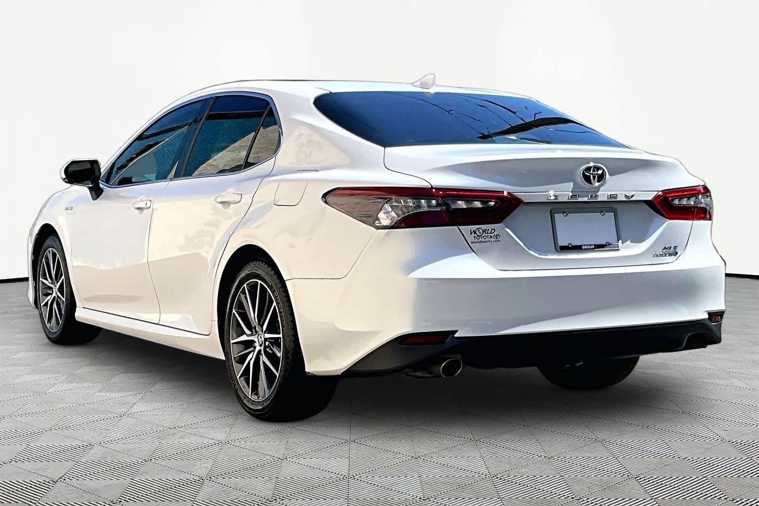 Used 2021 Wind Chill Pearl Toyota Hybrid XLE image 12