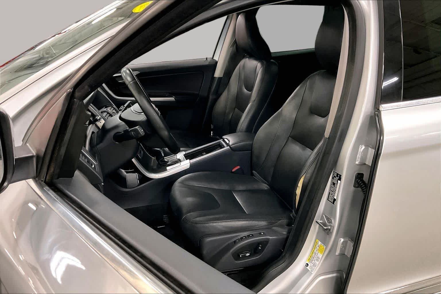 Used 2016 Bright Silver Metallic Volvo T5 Premier image 8