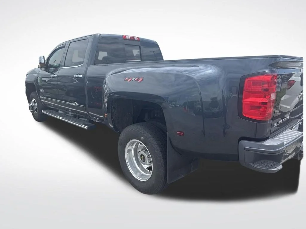 Used 2019 Gray Chevrolet High Country image 3