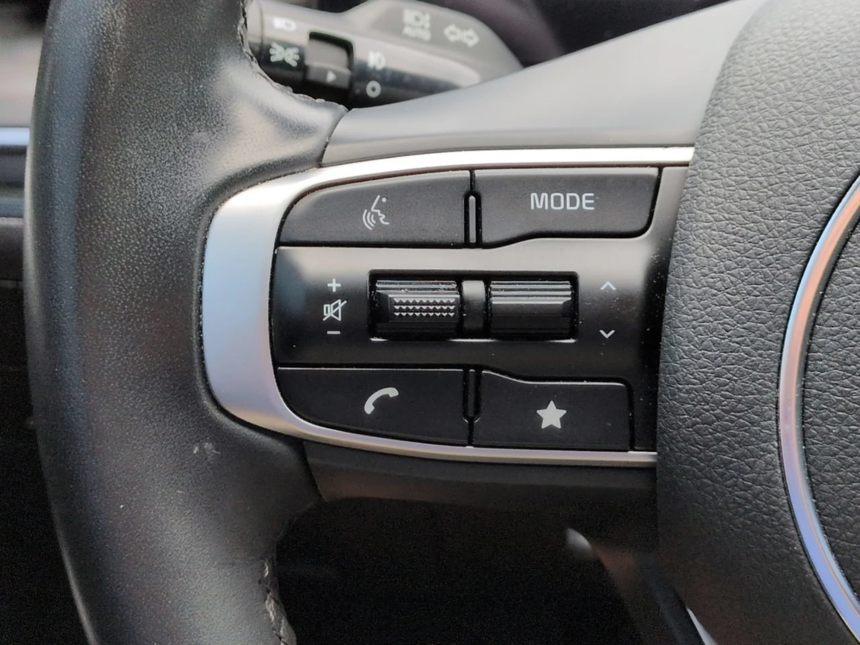 Used 2025 Snow White Pearl Kia GT-Line image 25