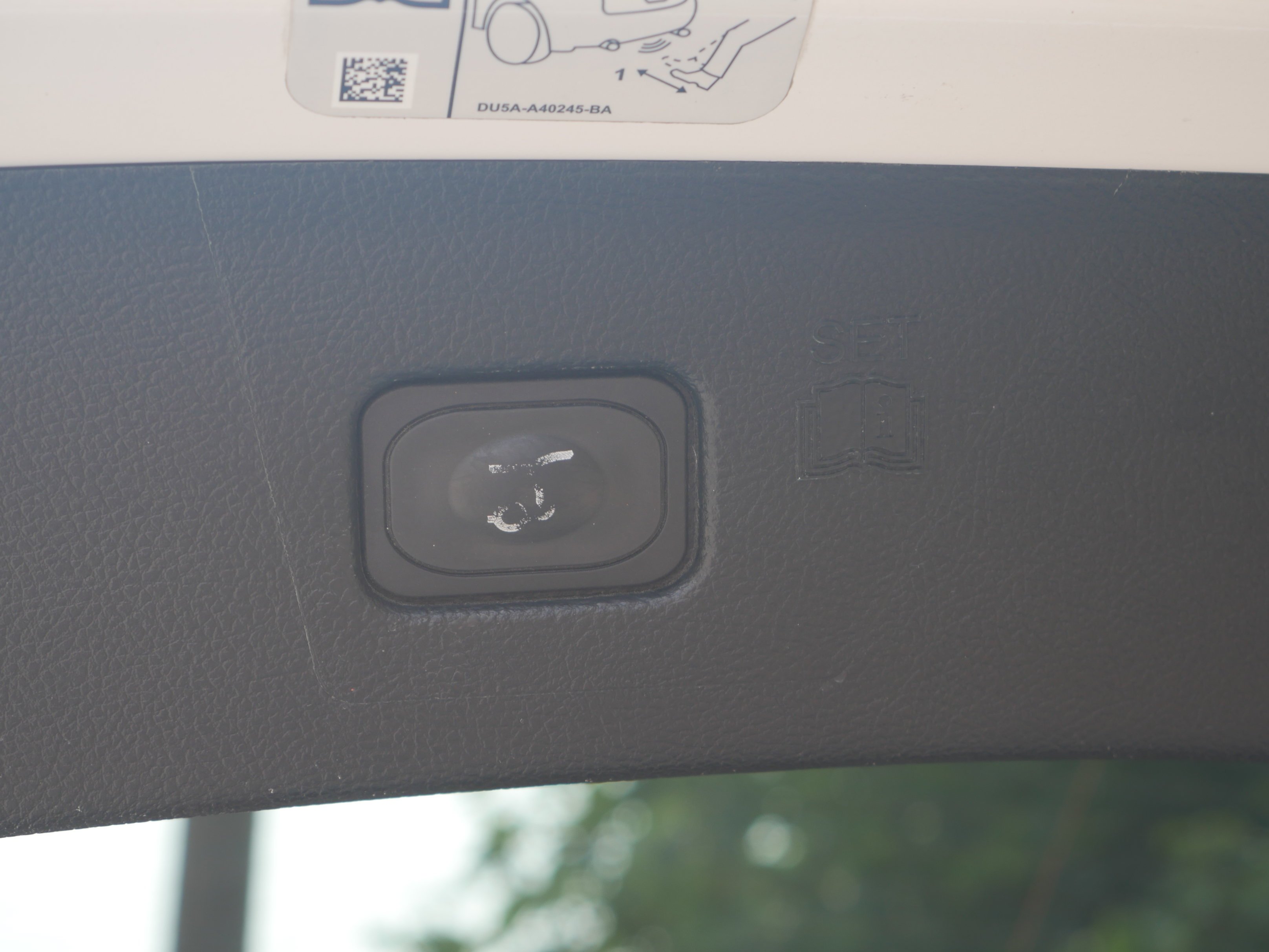 Used 2019 White Platinum Clearcoat Metallic Ford SEL image 25