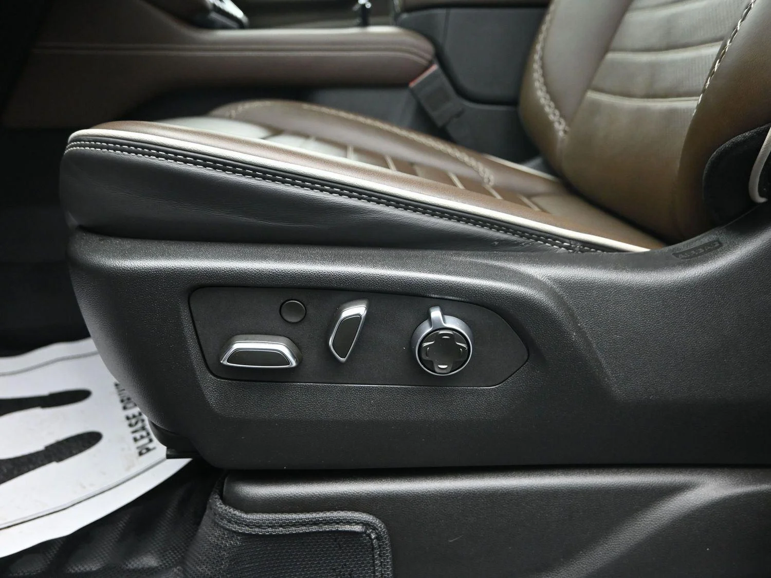 Used 2025 White Frost Tricoat GMC Denali Ultimate image 28