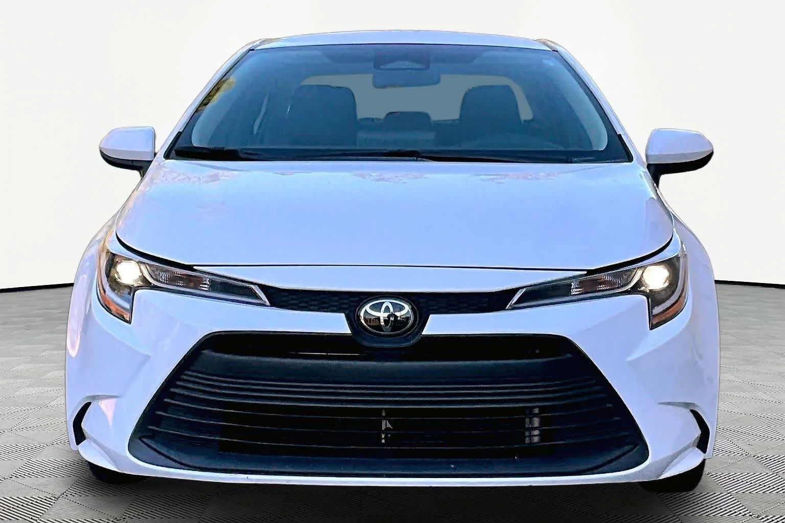 Used 2024 Ice Cap Toyota LE image 4
