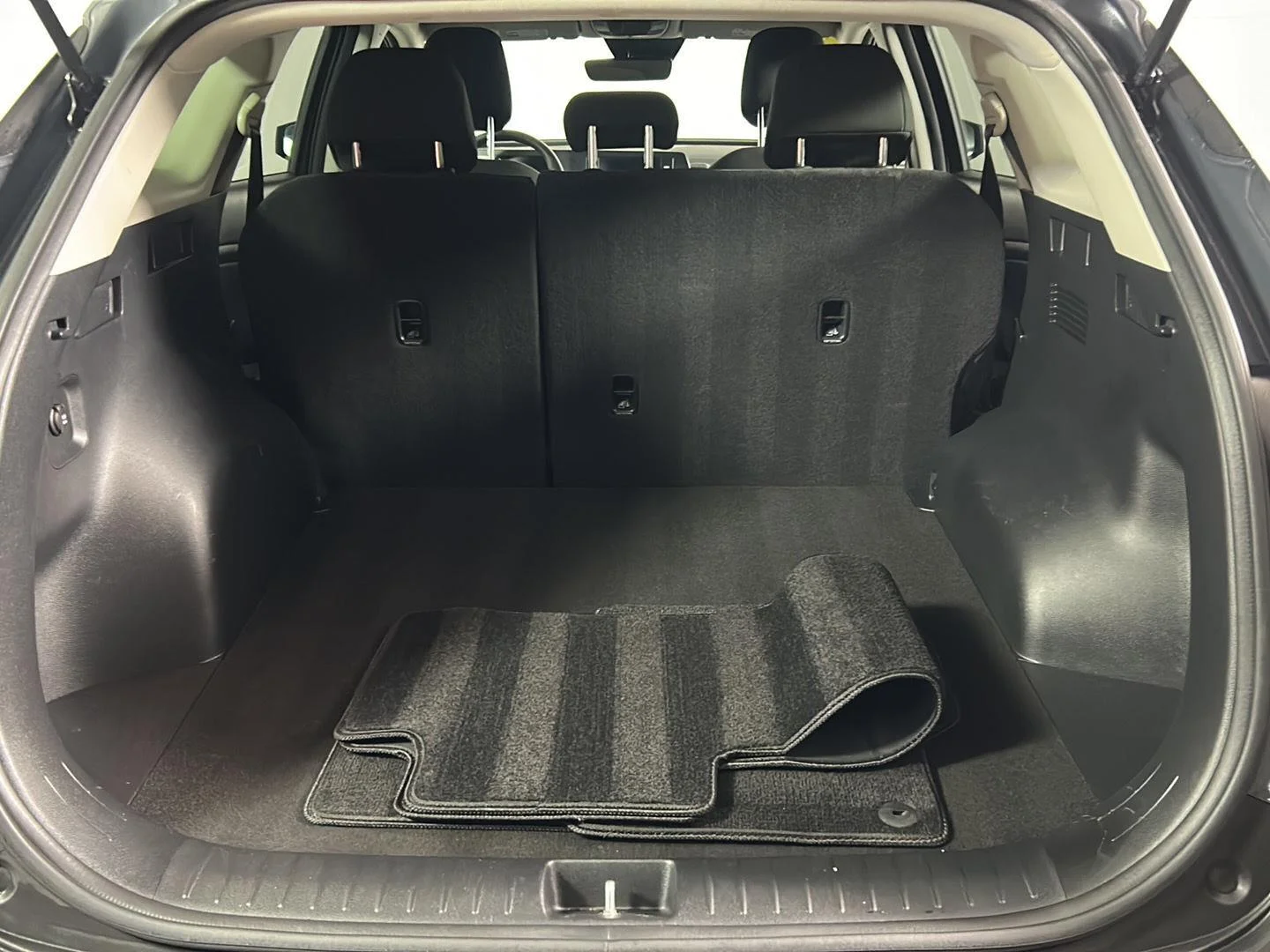 Used 2024 Gravity Gray Kia LX image 8