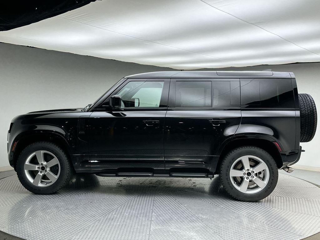 New 2026 Santorini Black Land Rover X-Dynamic SE image 2