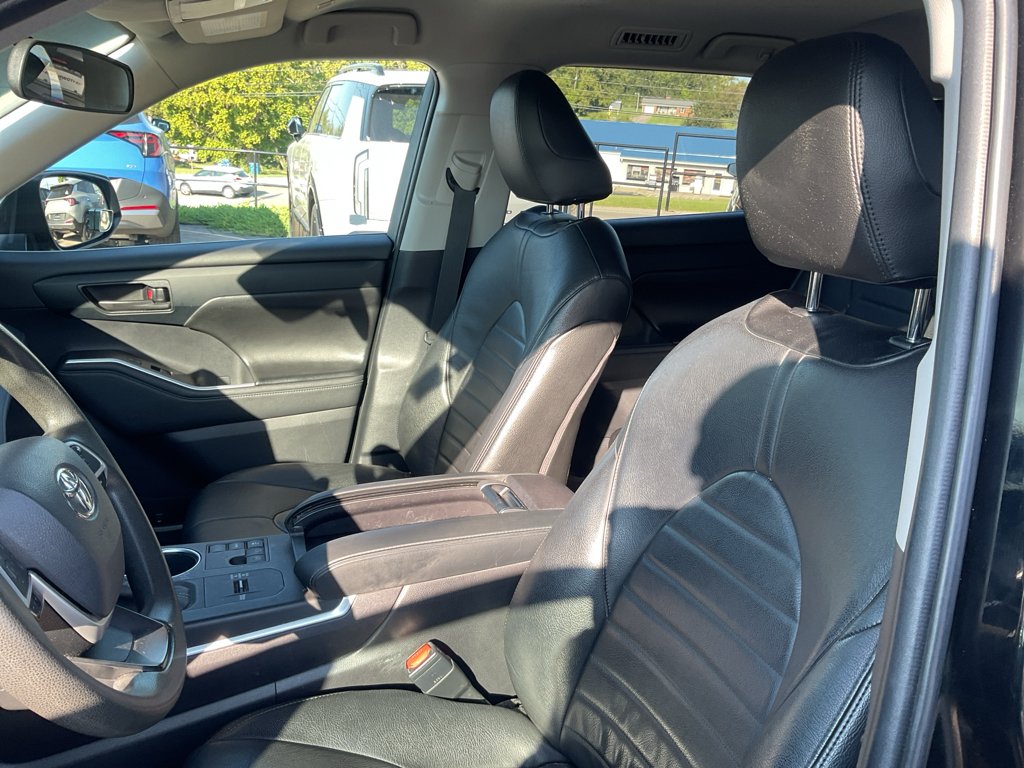 Used 2023 Midnight Black Metallic Toyota L image 17