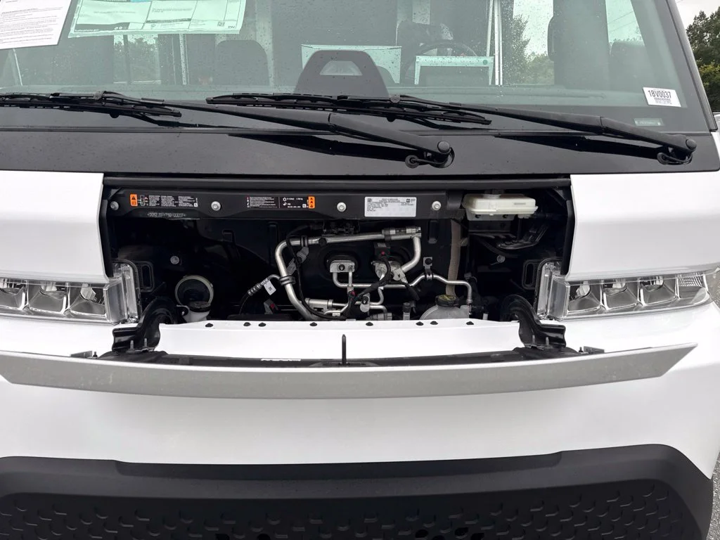 Used 2025 White Chevrolet 600 image 21