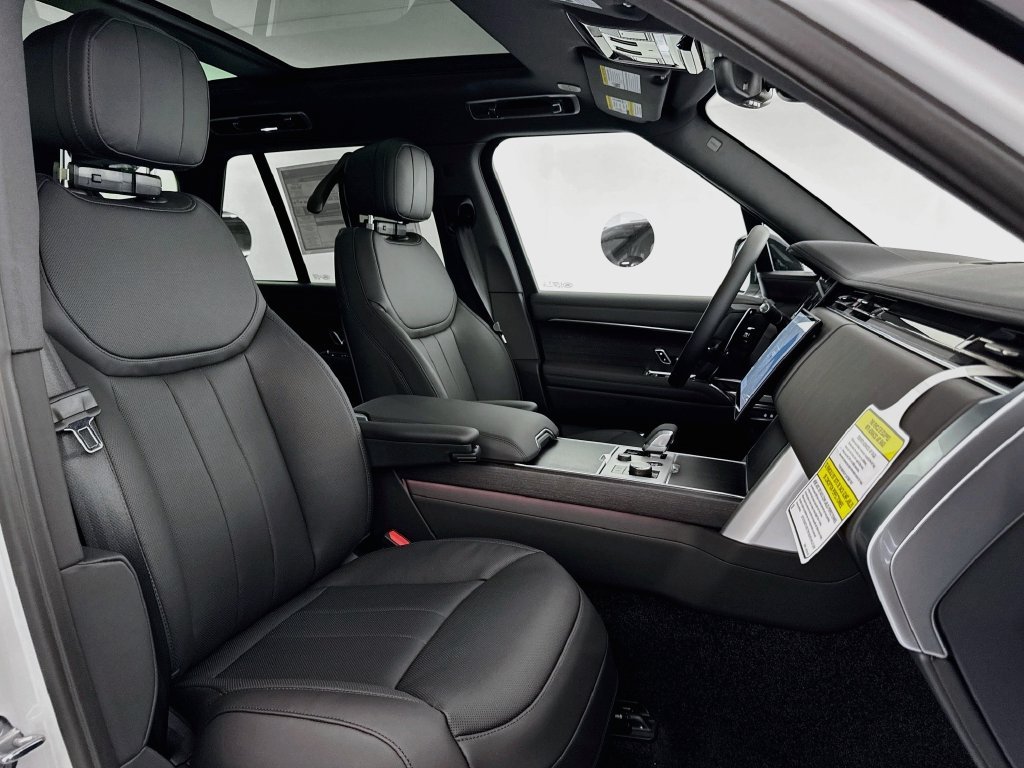 New 2027 Fuji White Land Rover SE image 30