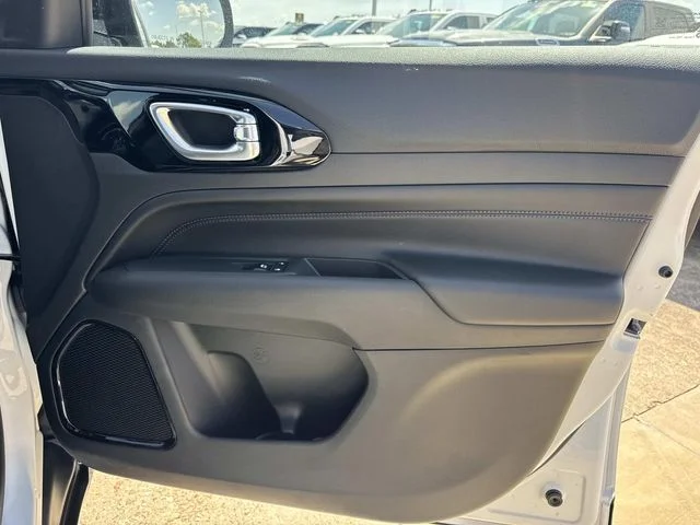 New 2026 White Jeep Latitude image 15