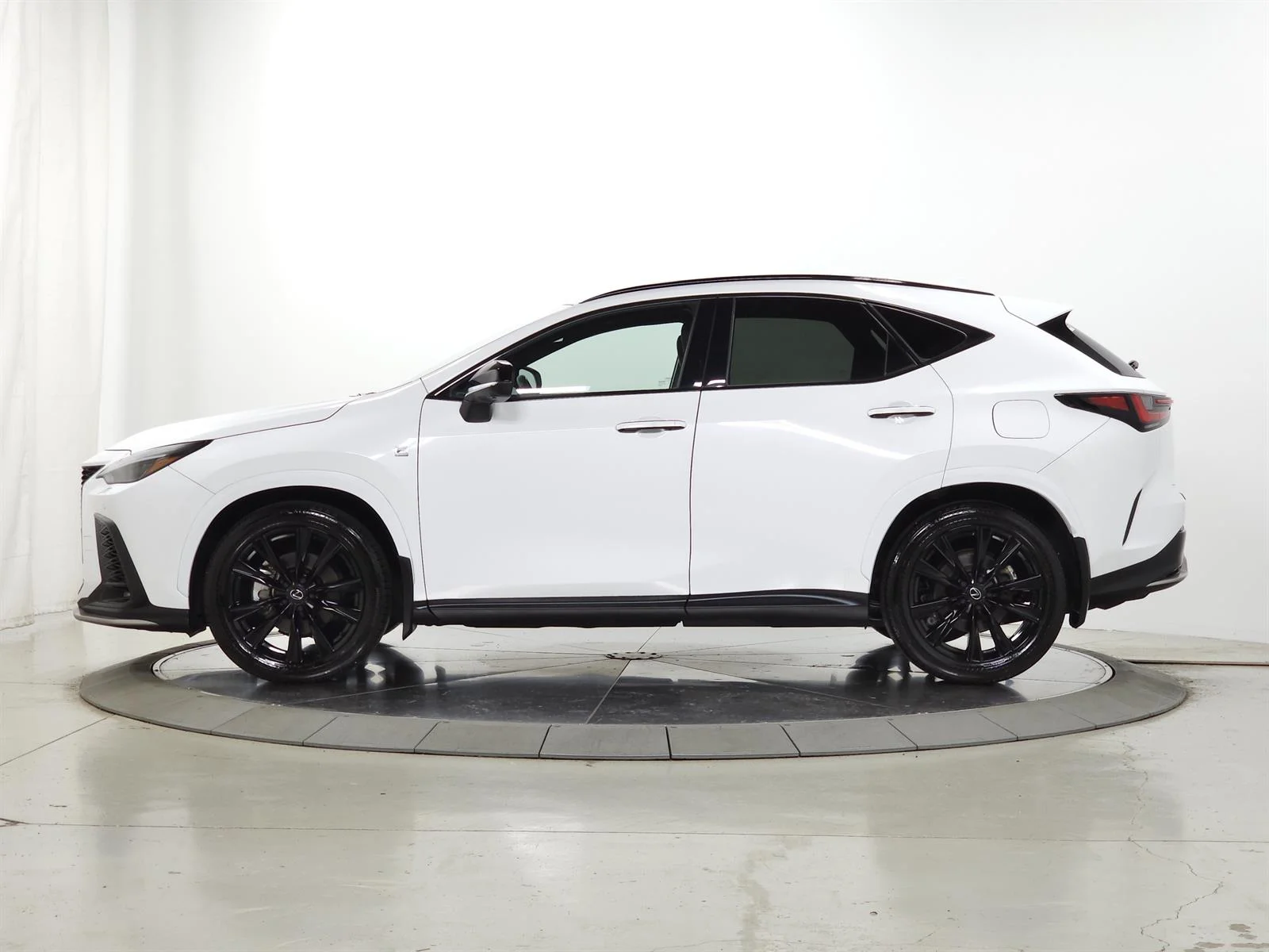 Certified Used 2024 Ultra White 083 Lexus F SPORT Handling image 5