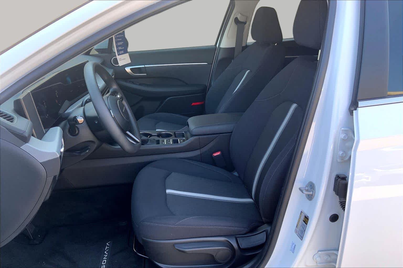 Used 2025 Serenity White Hyundai SE image 8