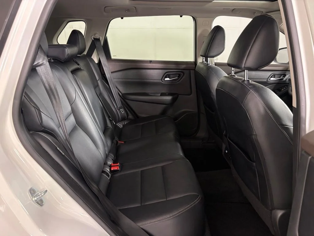 Used 2022 White Nissan SL image 38