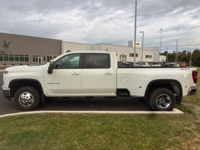 Used 2023 Summit White Chevrolet LT image 5