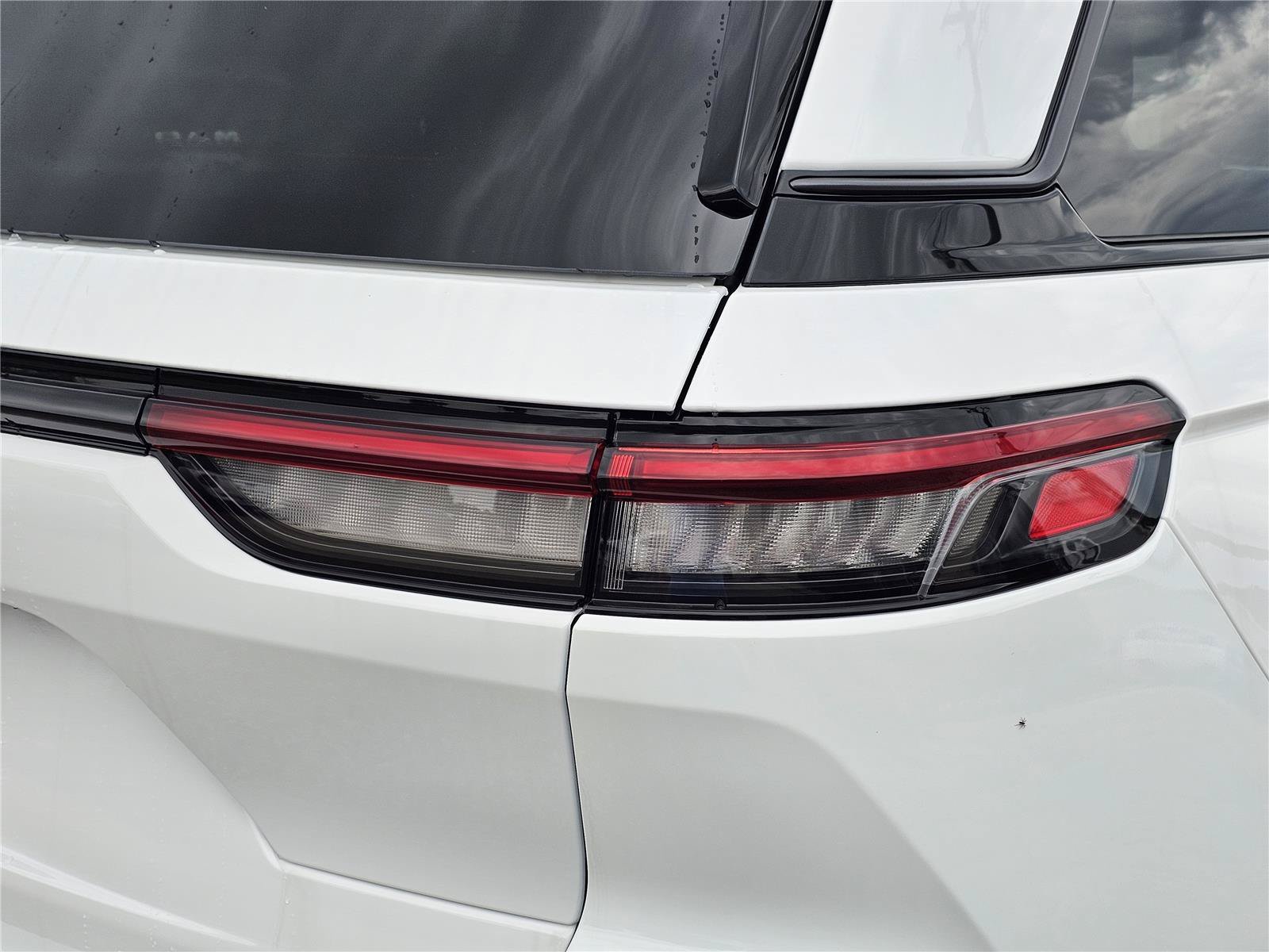 New 2026 Bright White Clear-Coat Exterior Paint Jeep Limited image 9