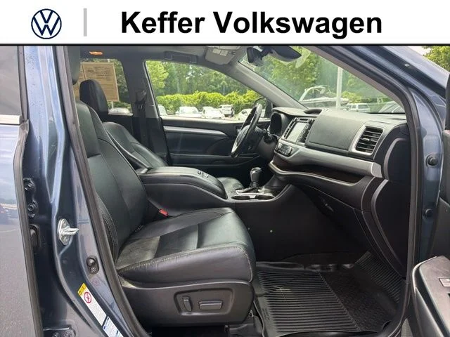 Used 2018 Blue Toyota XLE image 35