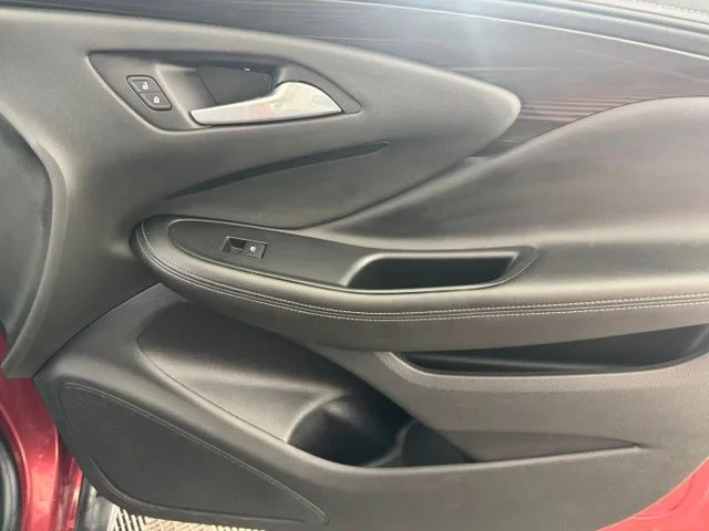 Used 2019 Red Buick Essence image 18